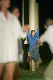 Jelenet az előadásból középen Járó Zsuzsa|Ilovszky Béla