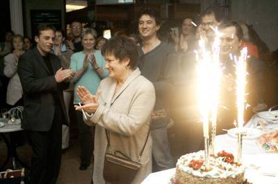 Vári Éva a tortával|Ilovszky Béla