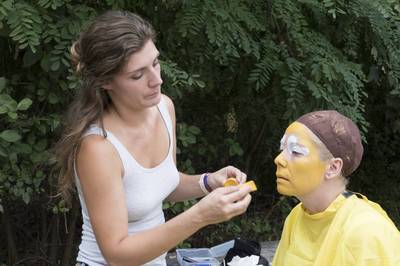 Készül Császár Réka maszkja|Ilovszky Béla