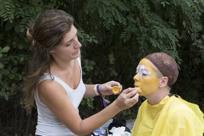 Készül Császár Réka maszkja|Ilovszky Béla